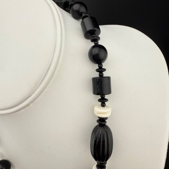 Vintage Black & White Beaded Necklace Chunky Statement Jewelry With Gold-Tone Cl - Picture 4 of 8